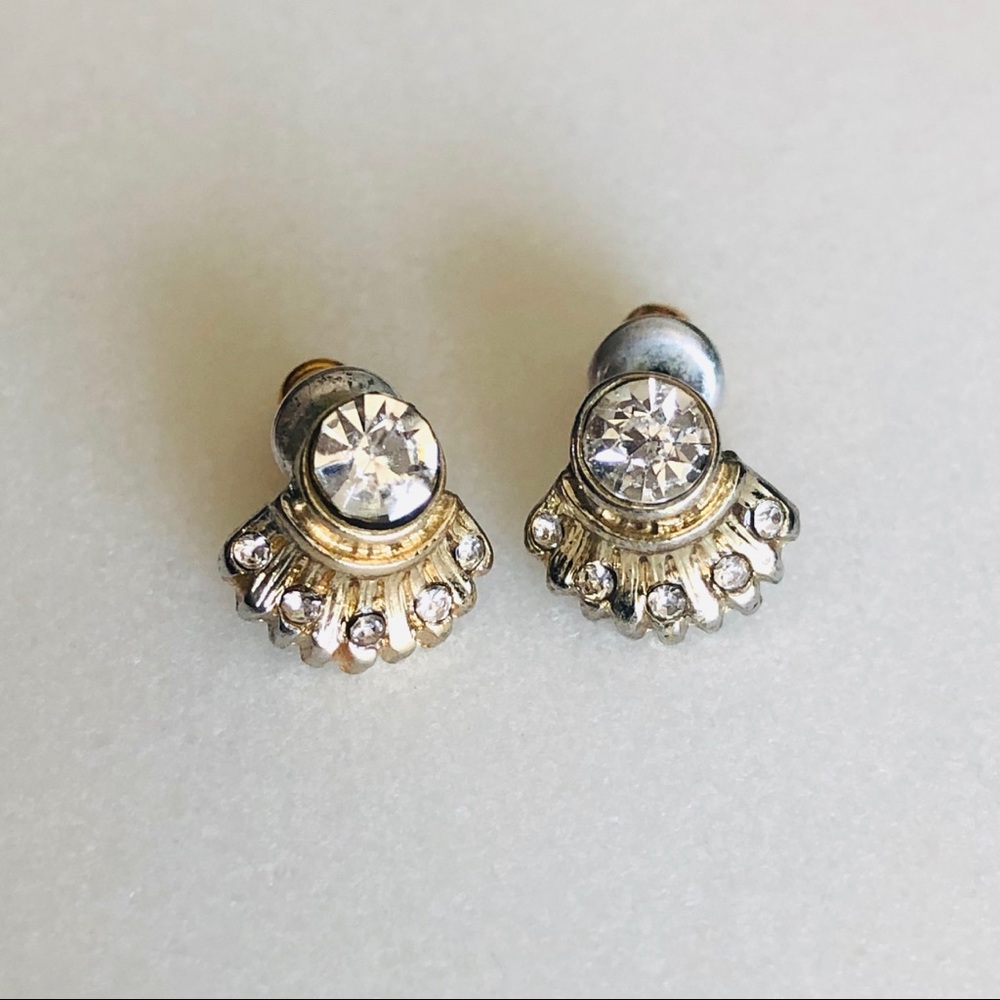 Earrings with fan detail